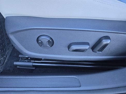 Certified 2025 Volkswagen Jetta SE image 28