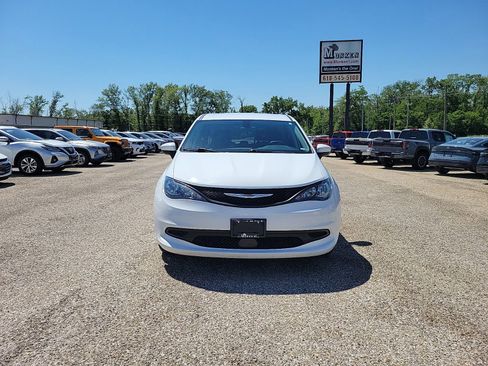 Used 2022 Chrysler Voyager LX FWD image 7