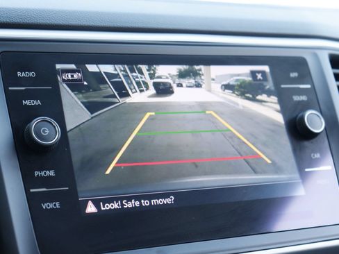 Used 2021 Volkswagen Atlas SE w/ Panoramic Sunroof Package FWD image 16