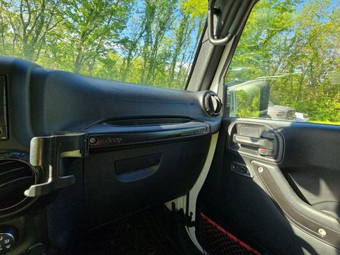 Used 2018 Jeep Wrangler Unlimited Rubicon AWD/4WD image 23
