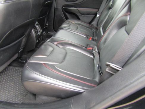 Used 2021 Jeep Cherokee Trailhawk AWD/4WD image 15