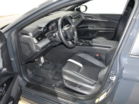 Used 2025 Toyota Camry SE image 21