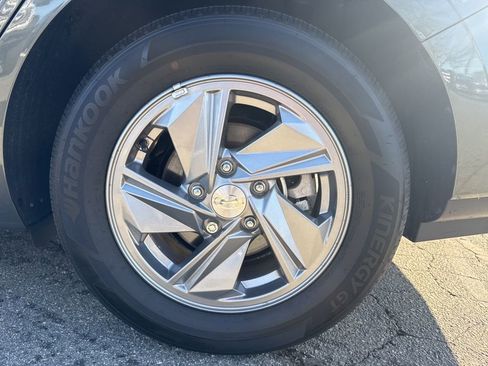 Certified 2025 Hyundai Elantra SE FWD image 9