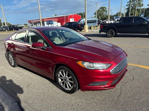 Used 2017 Ford Fusion SE w/ Fusion SE Technology Package FWD image 3