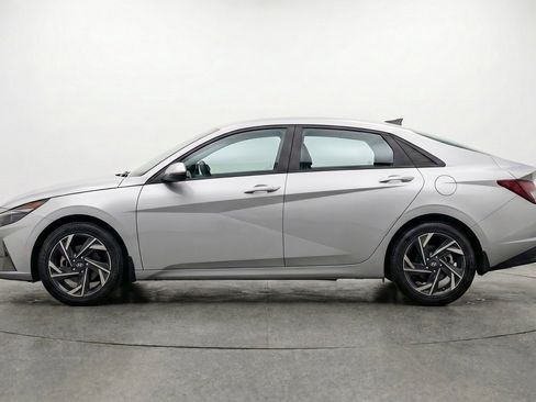 Used 2025 Hyundai Elantra SEL FWD image 5
