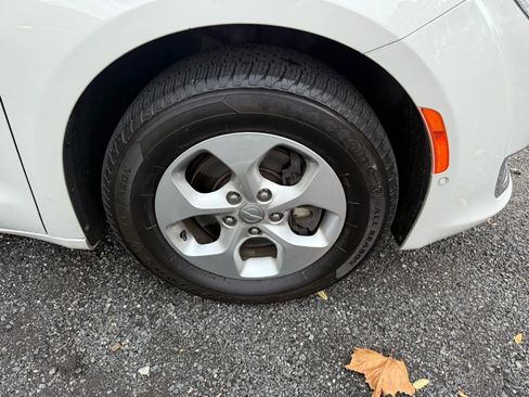 Used 2017 Chrysler Pacifica Touring-L Plus image 10