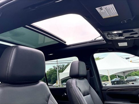 Used 2022 Chevrolet Suburban Z71 w/ Luxury Package AWD/4WD image 22