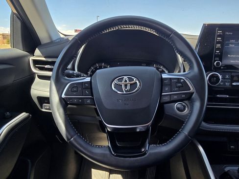 Used 2021 Toyota Highlander XLE image 28