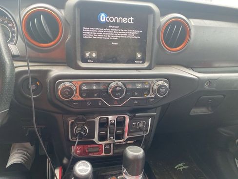 Used 2023 Jeep Gladiator Mojave w/ Cold Weather Group image 5