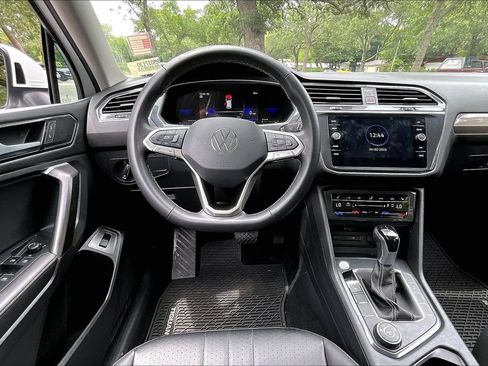 Used 2024 Volkswagen Tiguan SE w/ Panoramic Sunroof Package AWD/4WD image 8