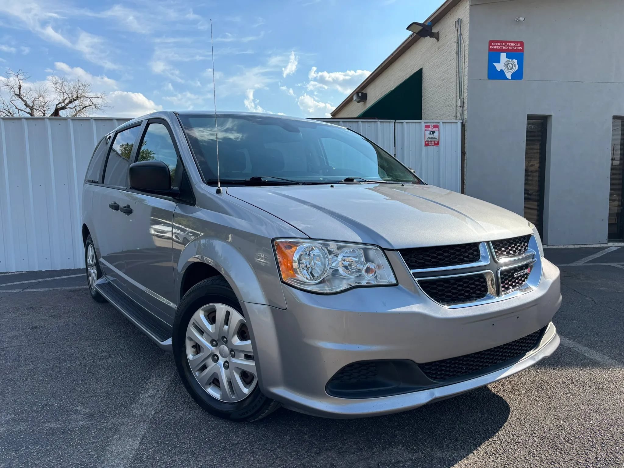 Used 2019 Dodge Grand Caravan SE w/ UConnect Hands-Free Group FWD image 8