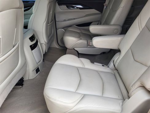 Used 2016 Cadillac Escalade Luxury image 17