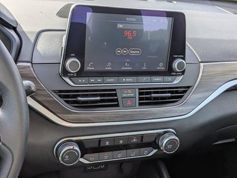 Used 2025 Nissan Altima 2.5 SV FWD image 13