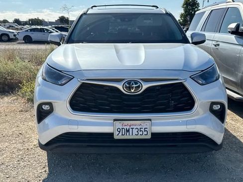 Used 2022 Toyota Highlander XLE AWD/4WD image 3