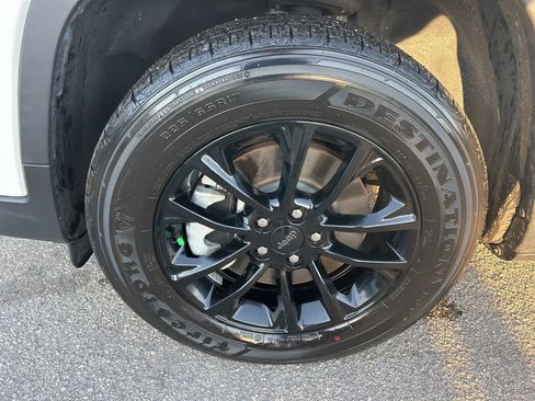 Used 2023 Jeep Cherokee Altitude Lux image 17