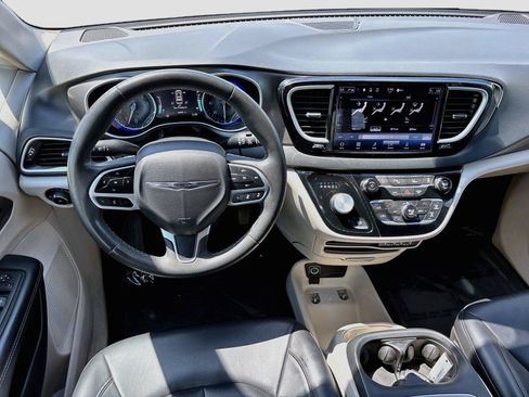 Used 2023 Chrysler Pacifica Touring-L FWD image 21