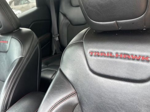 Used 2020 Jeep Cherokee Trailhawk AWD/4WD image 3