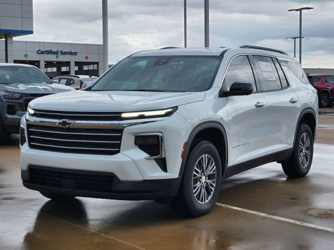 New 2026 Chevrolet Traverse LT w/ Driver Confidence Package FWD image 2