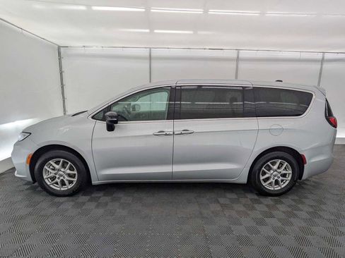 Used 2024 Chrysler Pacifica Touring-L FWD image 3