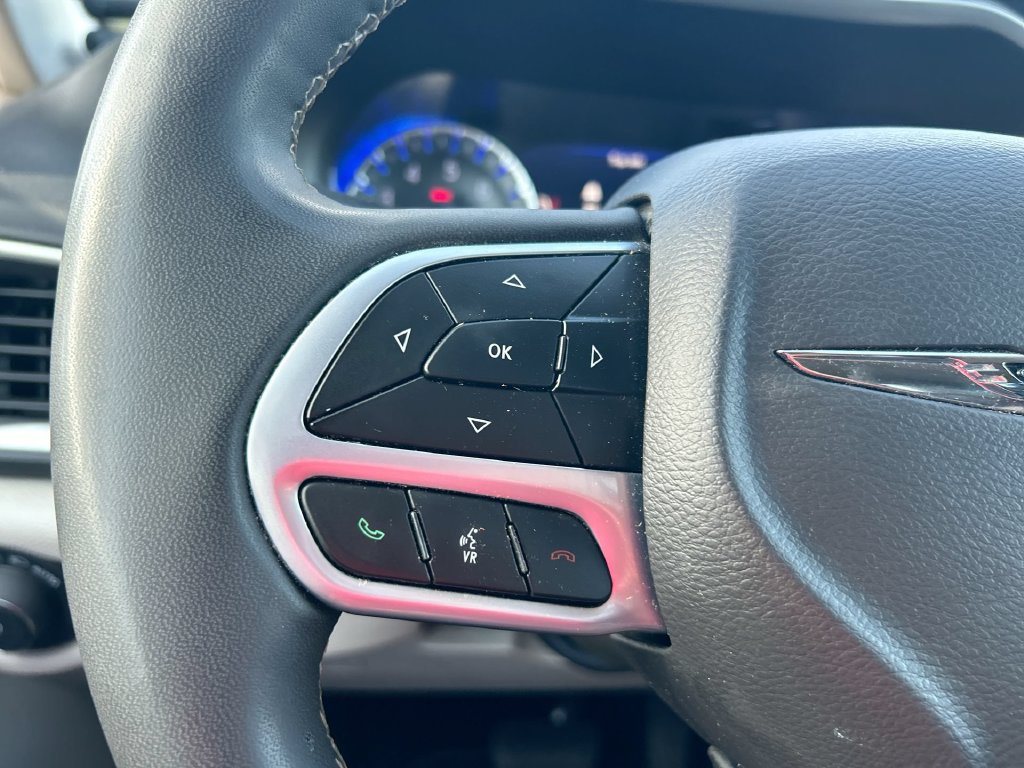 Used 2024 Chrysler Pacifica Touring-L FWD image 16