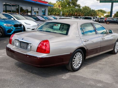 Used 2003 Lincoln Town Car Signature image 11