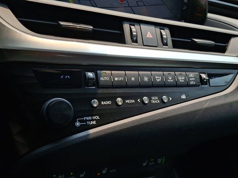 Used 2020 Lexus ES 300h w/ Premium Package FWD image 17