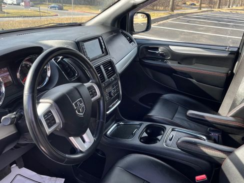 Used 2018 Dodge Grand Caravan SXT w/ Blacktop Package FWD image 17