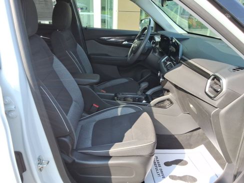 Used 2025 Chevrolet TrailBlazer LT AWD/4WD image 32