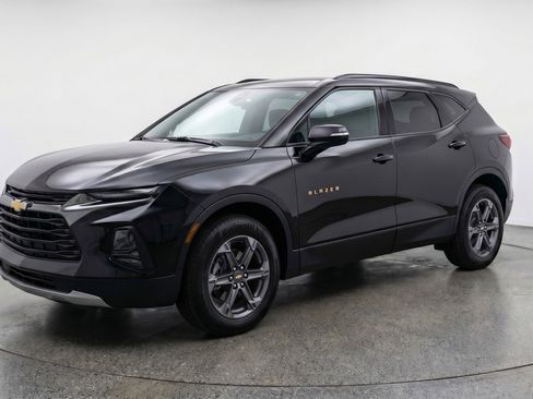 Used 2025 Chevrolet Blazer LT FWD image 3