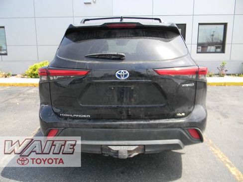 Used 2021 Toyota Highlander XLE AWD/4WD image 3