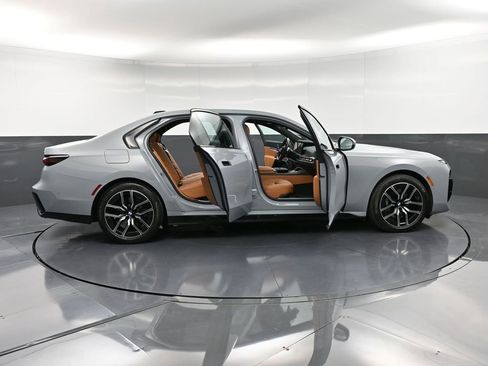 Used 2024 BMW 740i xDrive w/ Premium Package image 40