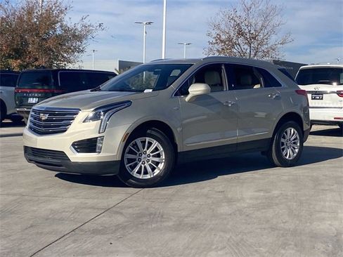 Used 2017 Cadillac XT5 FWD image 2