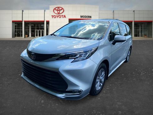 Certified 2021 Toyota Sienna XLE FWD image 1