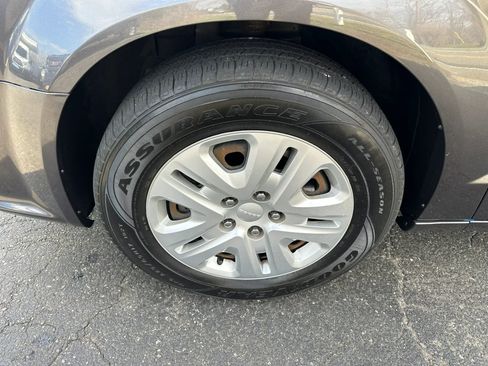Used 2019 Dodge Grand Caravan SE w/ UConnect Hands-Free Group image 9