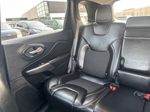 Used 2019 Jeep Cherokee Latitude Plus w/ Cold Weather Group AWD/4WD image 13