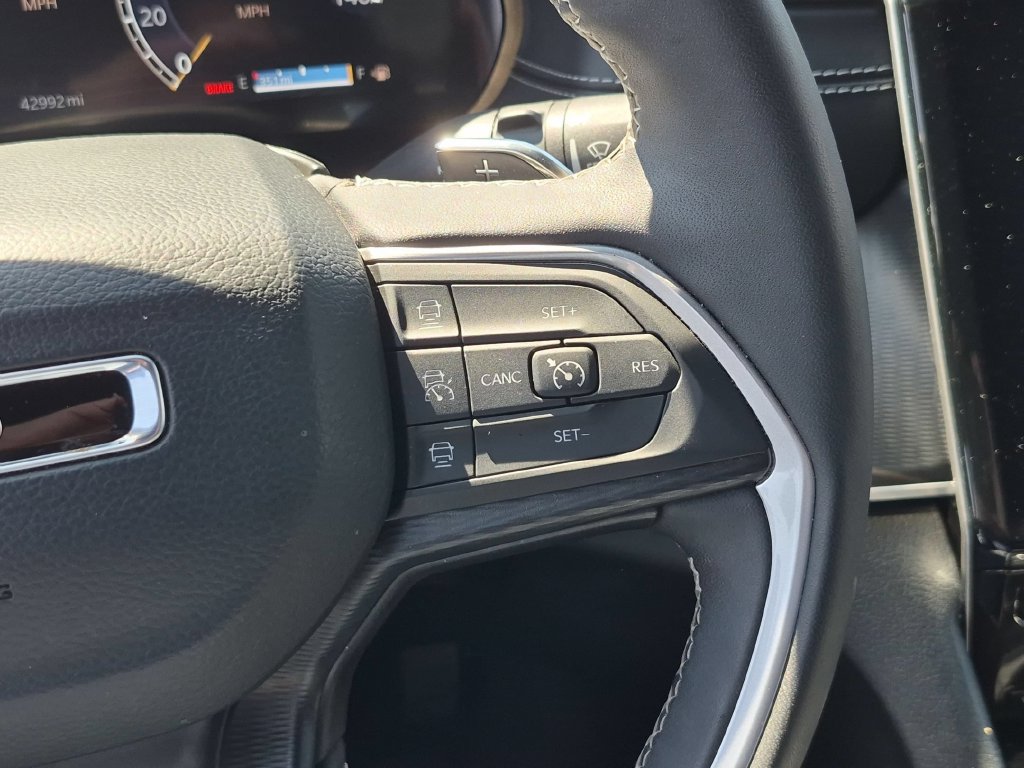 Used 2025 Jeep Grand Cherokee Altitude AWD/4WD image 22