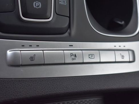 Used 2024 Kia Carnival LX FWD image 23