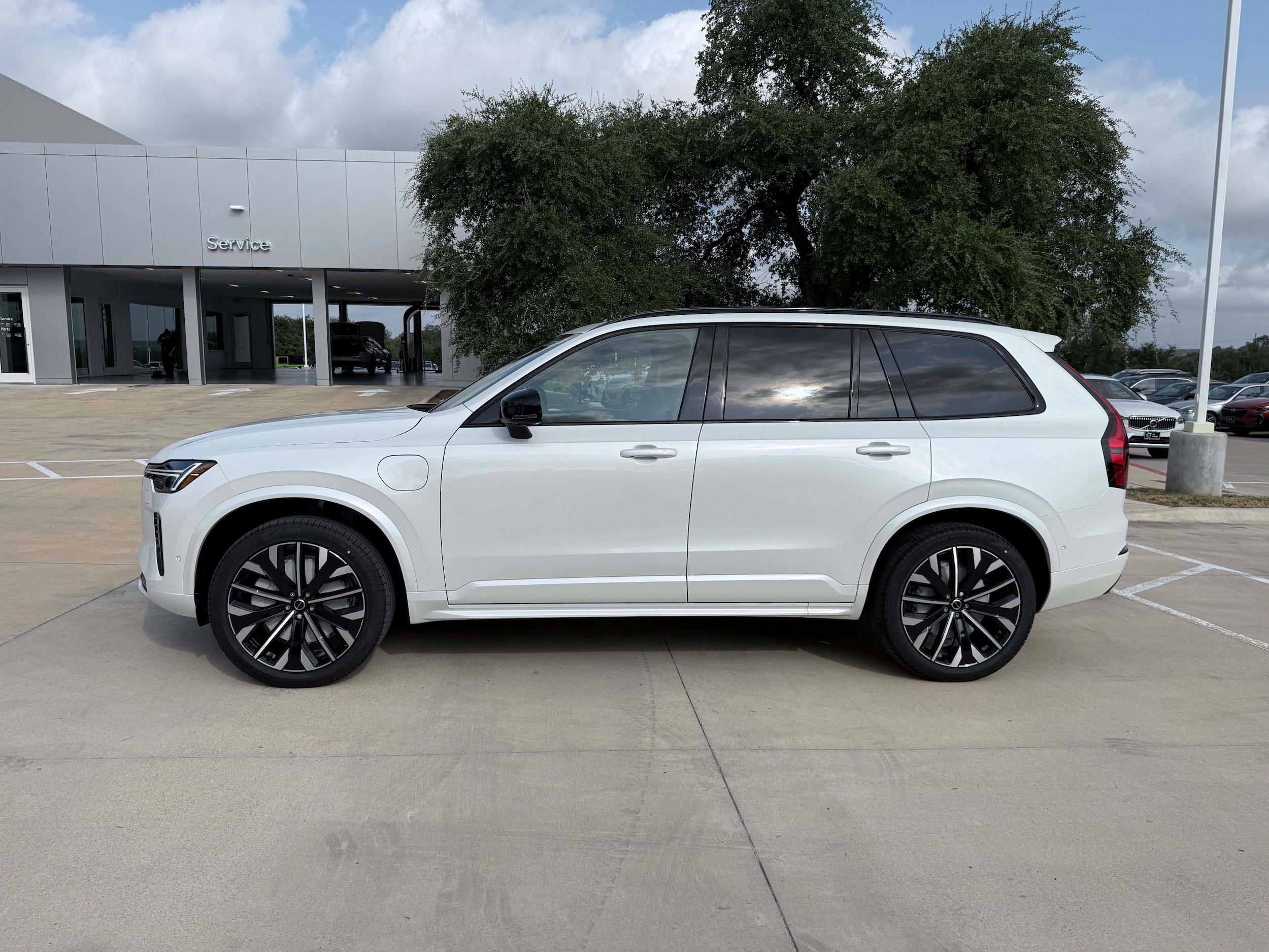 New 2026 Volvo XC90 T8 Ultra w/ Protection Package Premier AWD/4WD image 3