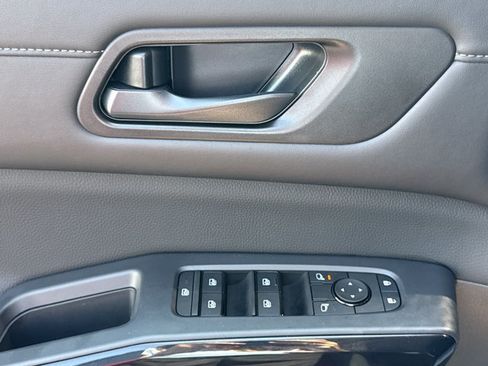 Certified 2025 Nissan Pathfinder SV FWD image 16