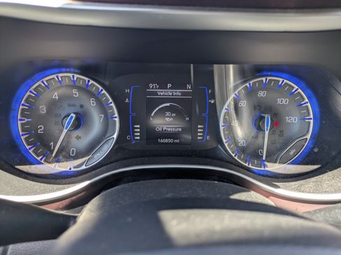 Used 2020 Chrysler Pacifica Touring-L FWD image 24