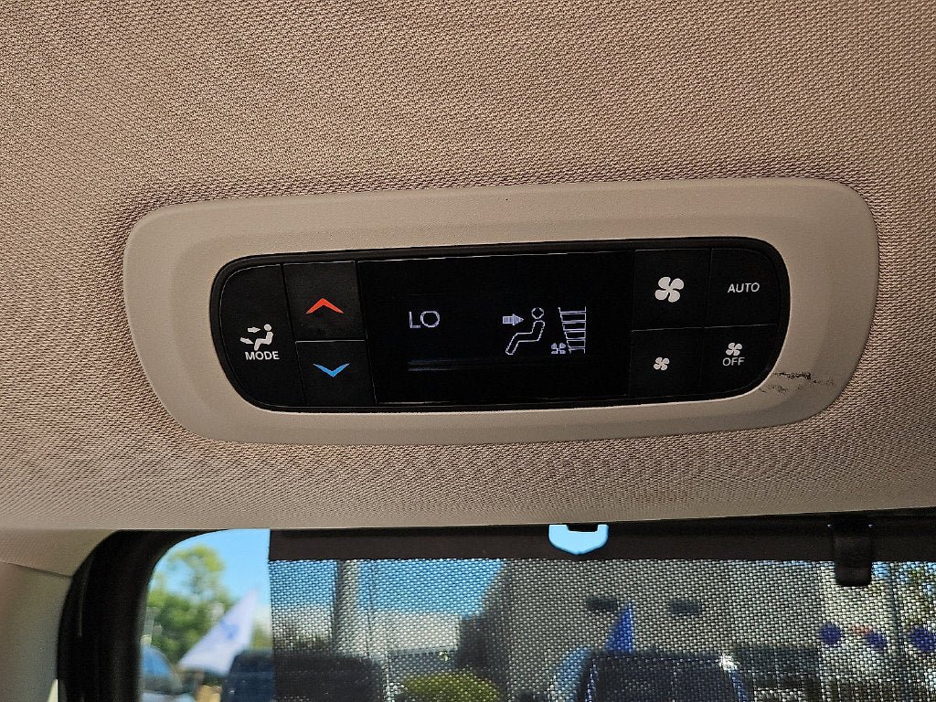 Used 2023 Chrysler Pacifica Touring-L FWD image 16