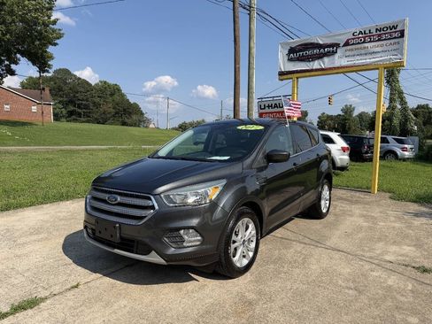 Used 2017 Ford Escape SE FWD image 1