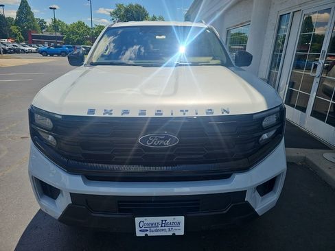Used 2025 Ford Expedition Active AWD/4WD image 3