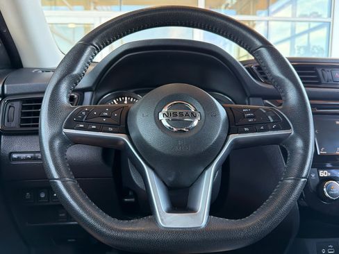 Used 2020 Nissan Rogue SV FWD image 25