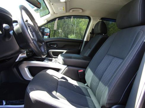 Used 2017 Nissan Titan SV image 11
