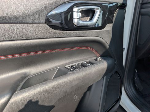 Used 2025 Jeep Compass Trailhawk AWD/4WD image 19