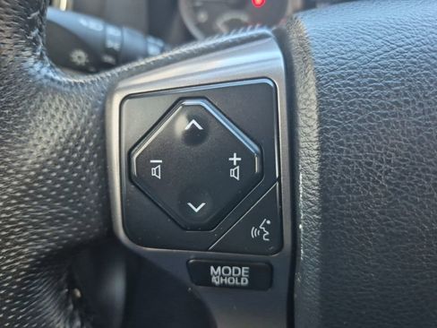 Used 2019 Toyota Tacoma SR5 w/ SR5 Appearance Package (SM) image 18