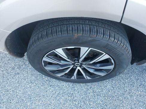 Used 2024 Volvo XC60 B5 Core w/ Climate Package image 11