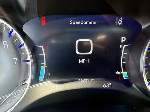 Used 2025 Chrysler Pacifica Limited FWD image 13