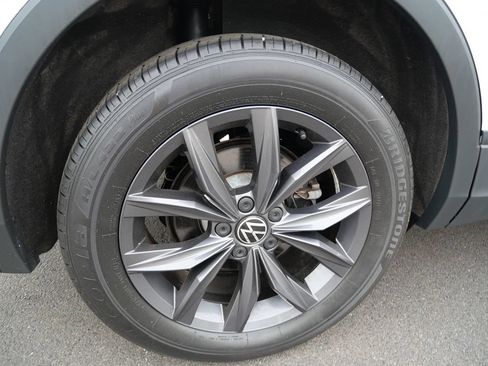 Used 2022 Volkswagen Tiguan SE AWD/4WD image 37